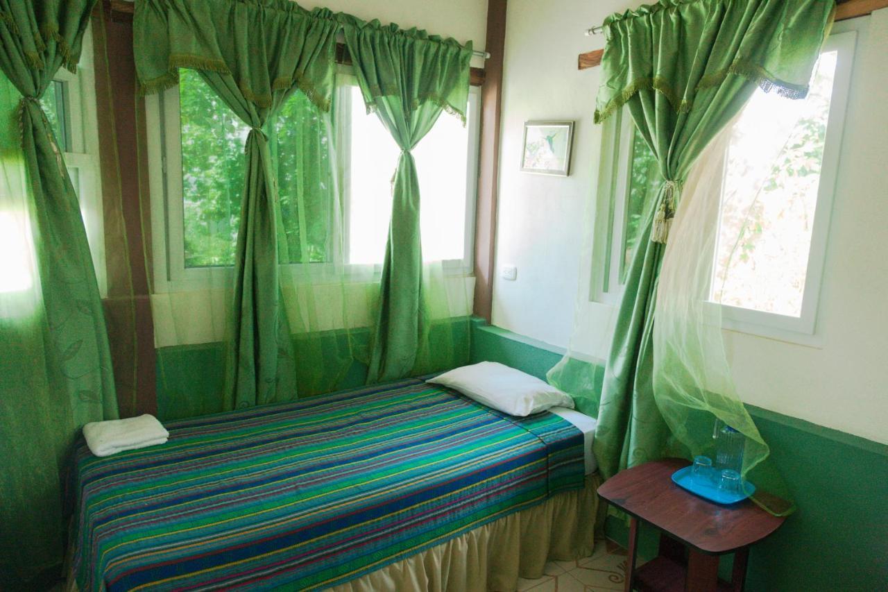 Zapote Tree Inn Flores Extérieur photo